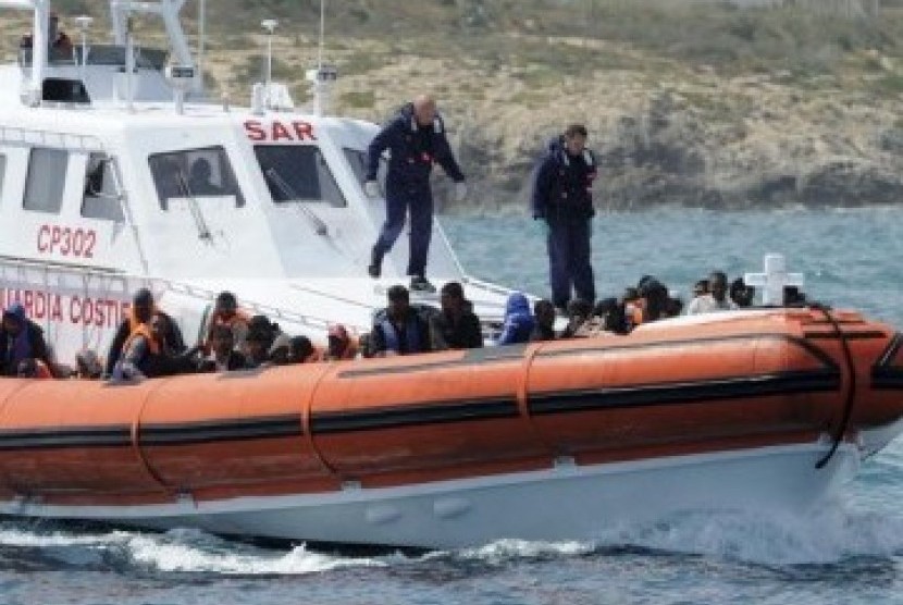Kapal SAR beraksi di Pulau Lampedusa, ilustrasi