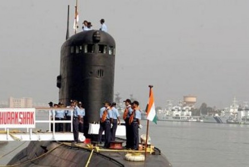 Kapal selam India, INS Sindhurakshak, saat berlabuh di Visakhapatnam, India, 13 Februari 2006.