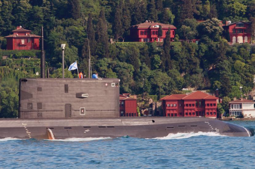 Kapal selam Kelas Kilo milik Rusia masuk Selat Bosporus di Istanbul, Turki.