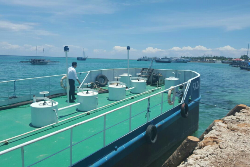 Kapal SPOB (Self Propelled Oil Barge)  Fajar Mekar 1 untuk mendistribusikan BBM di wilayah kepulauan Wakatobi.