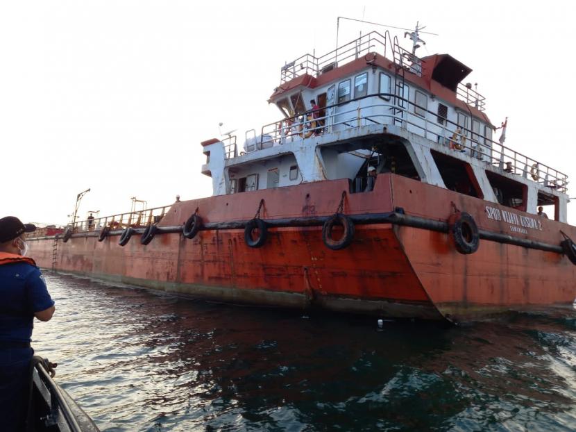Kapal Tangker SPOB Wijaya Kusuma 2 dilaporkan kandas di wilayah Perairan Karang Helen Mars.