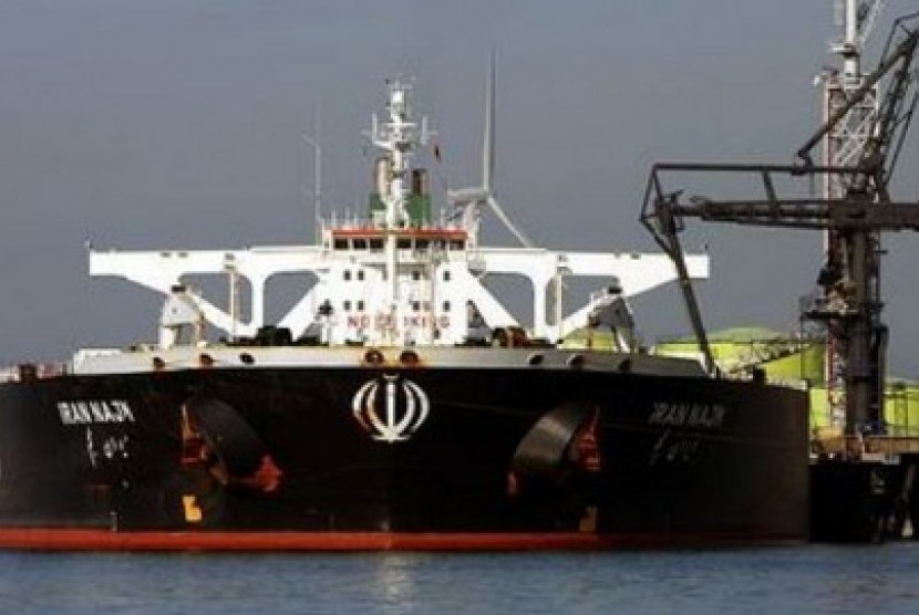 Kapal tanker Iran bersandar di pelabuhan (ilustrasi)