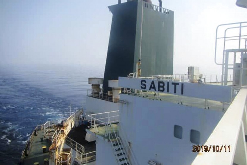 Kapal tanker Iran Sabiti saat melakukan perjalanan di Laut Merah, Jumat (11/10).