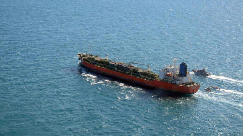 Kapal tanker Korsel Hankuk Chemi dikawal kapal milik Garda Revolusi Iran, Senin (4/1).