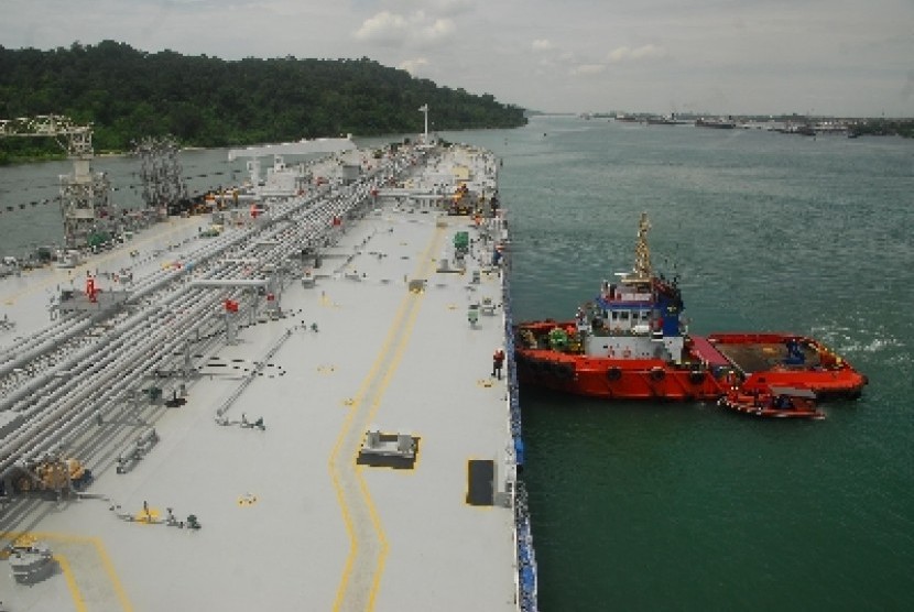 Kapal tanker MT. Gunung Geulis di Pertamina Area 70, Pelabuhan RU-IV Cilacap, Jawa Tengah, Rabu (8/1). Satuan Kerja Khusus Pelaksana Kegiatan Usaha Hulu Migas (SKK Migas) mencatat realisasi lifting LNG hingga Juni atau sepanjang semester I 2020 mencapai 104,8 kargo.