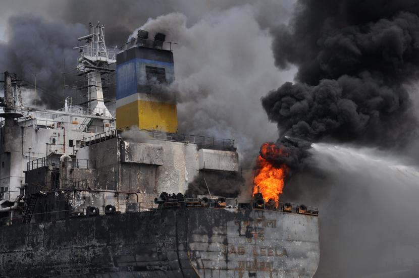 Kapal tanker MT JAG LEELA terbakar di Pelabuhan Belawan Medan, Sumatera Utara, Senin (11/5/2020). Penyebab terbakarnya kapal tanker MT JAG LEELA yang sedang dalam perawatan atau 