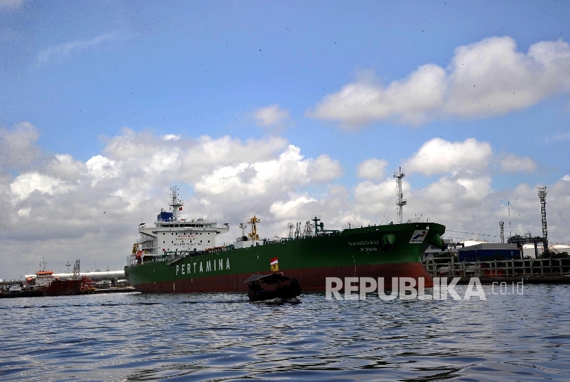 Kapal Tanker MT Sanggau bersandar di Pelabuhan Tanjung Priok, Jakarta, Kamis (3/3).  (Republika/Tahta Aidilla)