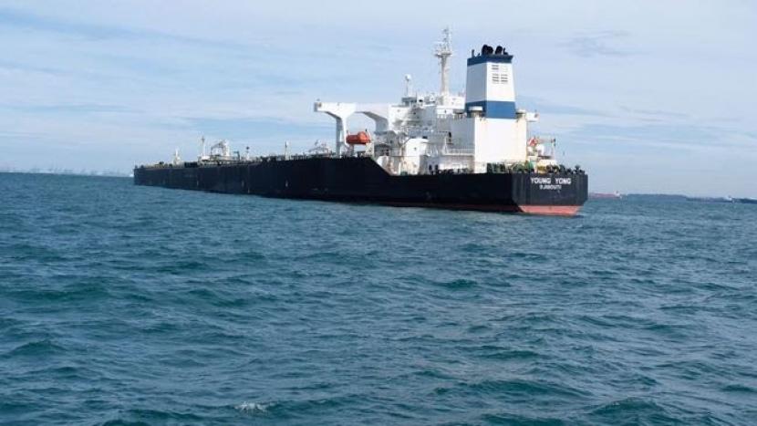 Kapal Tanker MT Young Yong berbendera Djibouti, kandas di Selat Singapura dekat Pulau Takong Kecil, Kota Batam, Kepulauan Riau.