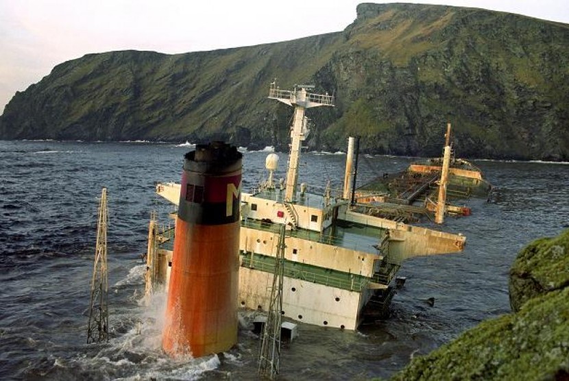 Kapal tanker MV Braer kandas setelah diterjang badai di Quendale Bay, Kepulauan Shetland, Skotlandia, 5 Januari 1993. 