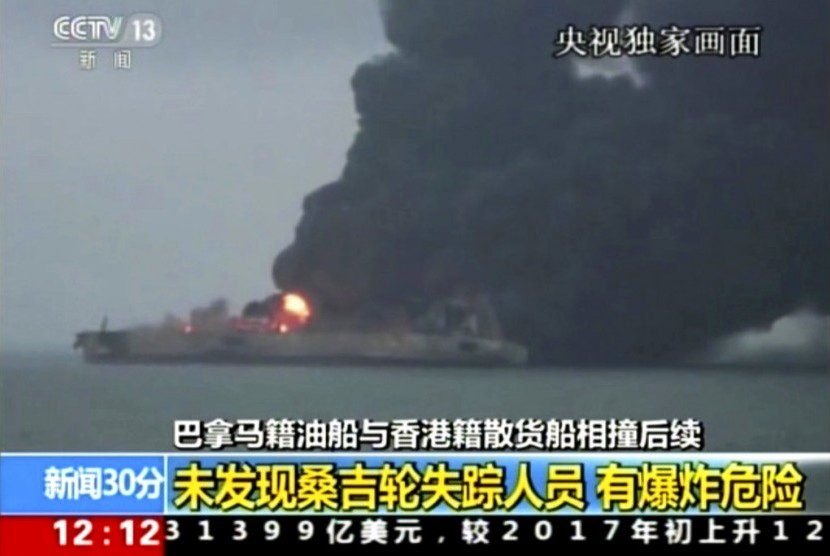 Kapal tanker Sanchi masih mengeluarkan asap tebal karena terbakar setelah bertabrakan dengan kapal Cina.