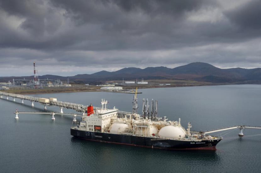 Kapal tanker Sun Arrows memuat muatannya berupa gas alam cair dari proyek Sakhalin-2 di pelabuhan Prigorodnoye, Rusia, pada 29 Oktober 2021. Pejabat Polandia dan Bulgaria menyatakan Moskow menangguhkan pengiriman gas alam ke negara mereka. 