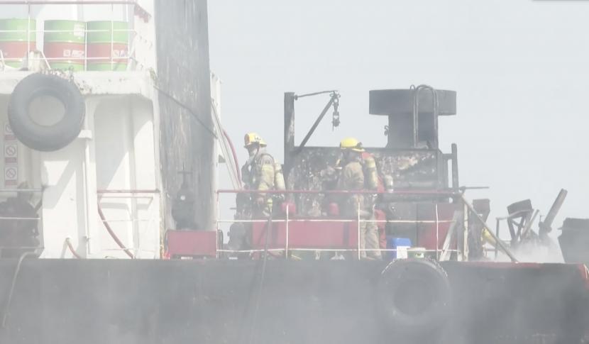 Kapal tanker yang berlabuh di galangan kapal di Sungai Mae Klong di Distrik Muang meledak.