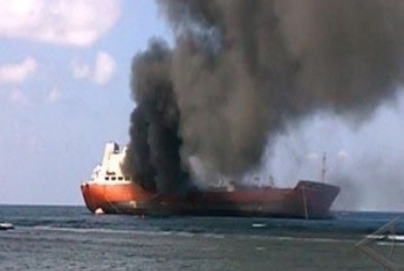 Kapal tanker yang terbakar