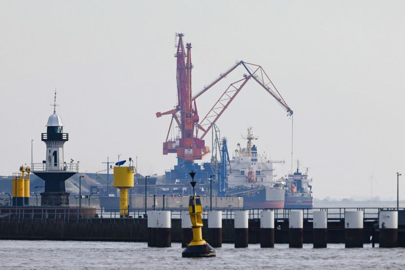 Kapal tengah melakukan bongkar muat di Pelabuhan Brunsbuettel, Jerman, Selasa (1/3/2022). Wilayah ini tengah dipertimbangkan menjadi lokasi untuk terminal gas alam cair (LNG) baru.