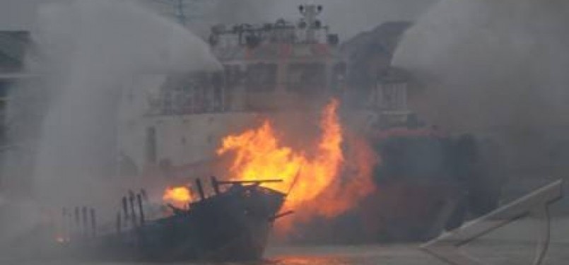 Kapal terbakar (ilustrasi)