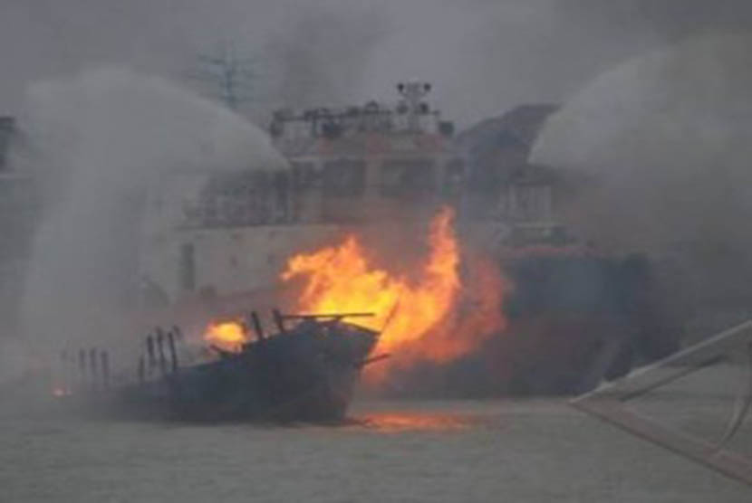 Kapal terbakar (ilustrasi)