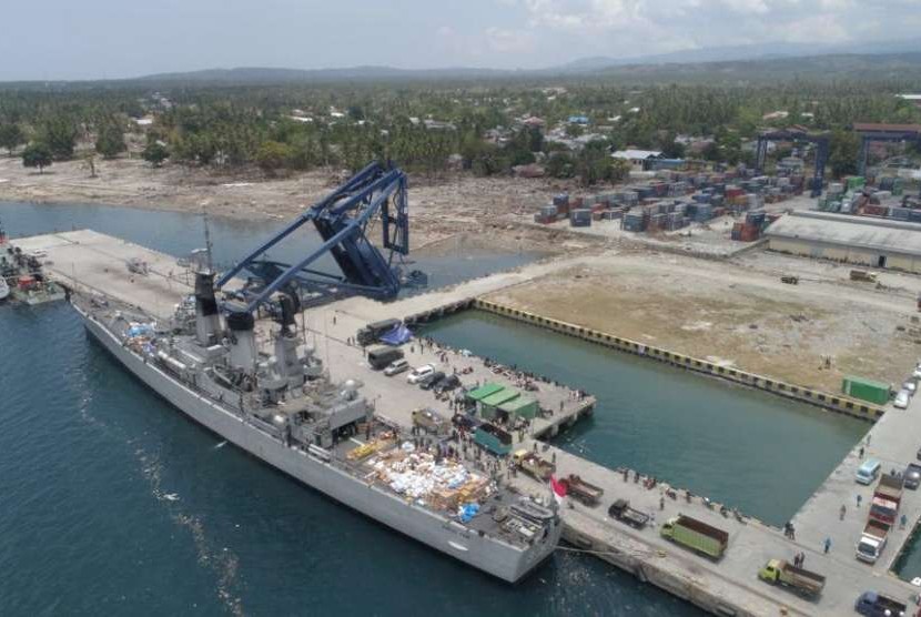 Kapal TNI Angkatan Laut Ahmad Yani Merapat di pelabuhan Pantoloan, Palu, Sulawesi Tengah, Kamis (4/10).