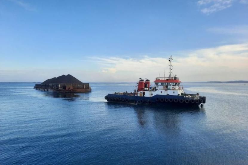 Kapal tongkang atau tugboat TB Baruna 2 sedang berlayar membawa batu bara PT PLN Batubara Niaga menuju PLTU Takalar.