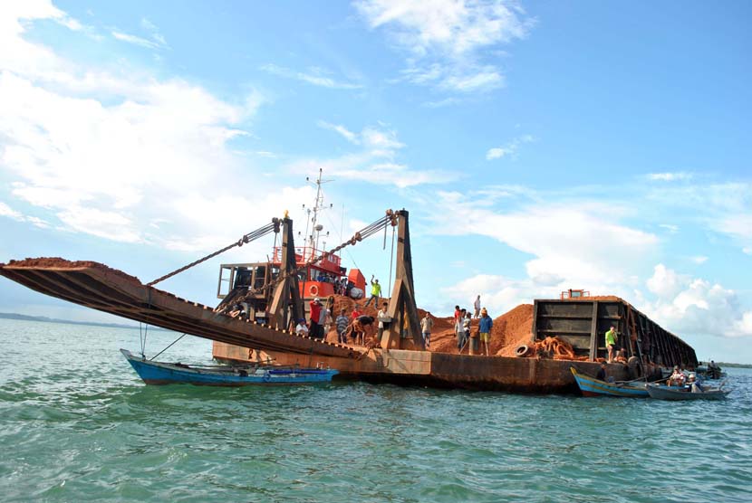  Kapal tongkang berisi biji bauksit yang siap ekspor di perairan Senggarang, Tanjungpinang, Kepri, Rabu. Presiden Joko Widodo (Jokowi) mengumumkan larangan ekspor bijih bauksit mulai Juni 2023 nanti..