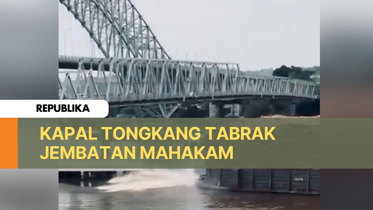 Kapal tongkang bermuatan kayu menabrak jembatan Mahakam