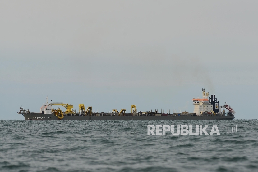  Kapal tongkang bernama Queen of The Netherlands yang digunakan untuk mengeruk pasir bawah laut untuk reklamasi Teluk Jakarta beroperasi di perairan Serang, Banten, Rabu (27/4). (Republika/Raisan Al Farisi)