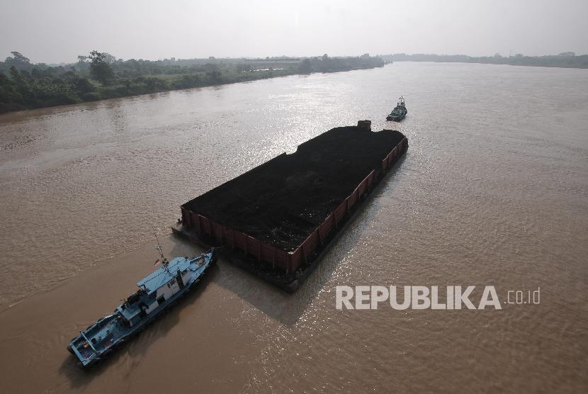 Kapal Tongkang pembawa batu bara melintasi aliran Sungai Batanghari di Muarojambi, Jambi, Jumat (8/6).