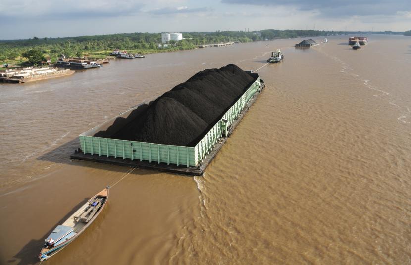 Kapal tongkang pengangkut batu bara melintas di Sungai Barito, Barito Kuala, Kalimantan Selatan, Rabu (1/9). Harga batu bara acuan (HBA) pada September 2021 menyentuh angka 150,03 dolar AS.
