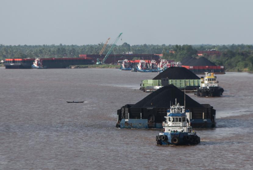 Kapal tongkang pengangkut batu bara melintas di Sungai Barito, Barito Kuala, Kalimantan Selatan, Rabu (1/9). Badan Pusat Statistik (BPS) mencatat nilai ekspor Indonesia sepanjang Agustus 2021 mencapai 21,42 miliar dolar AS.