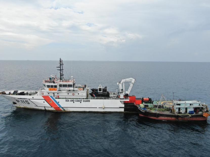 Kapal trowl dengan nama Kapal JHF 5183 T berbendera Malaysia ini memasuki wilayah kedaulatan Republik Indonesia di perairan Kepulauan Berakit, Kepulauan Riau, Selasa (6/10).
