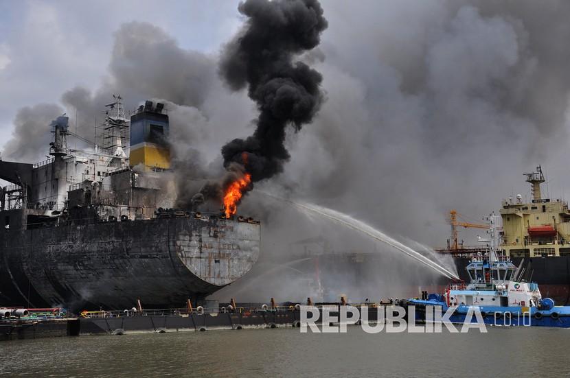 Kapal tunda milik Pelindo 1 memadamkan api di kapal MT JAG LEELA di Pelabuhan Belawan Medan, Sumatera Utara, Senin (11/5/2020). Penyebab terbakarnya kapal tanker MT JAG LEELA yang sedang dalam perawatan atau 