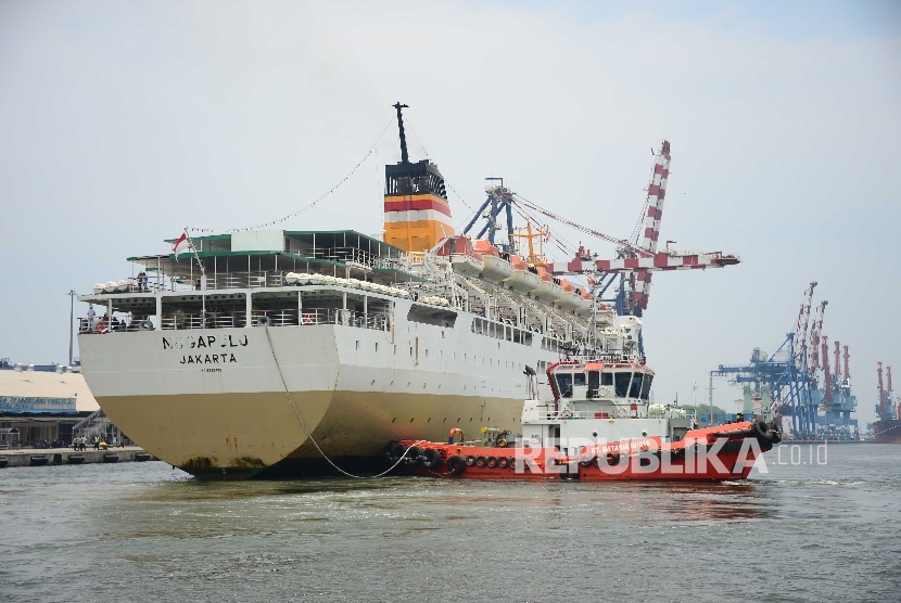 Kapal tunda PT Jasa Armada Indonesia mendorong kapal penumpang Pelni bersandar di Pelabuhan Tanjung Priok, (ilustrasi).