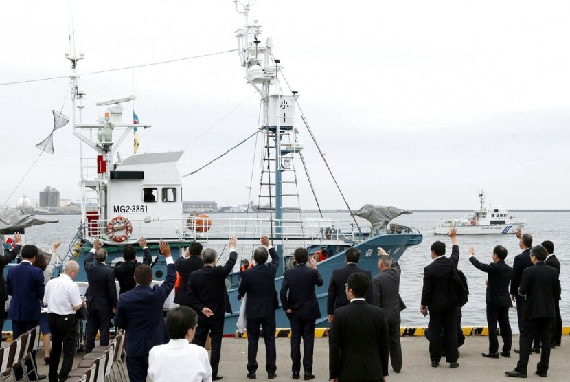 Kapal untuk berburu paus meninggalkan pelabuhan di Kushiro, Hokkaido, utara Jepang, Senin (1/7). Jepang memulai kembali perburuan paus komersial setelah 31 tahun.