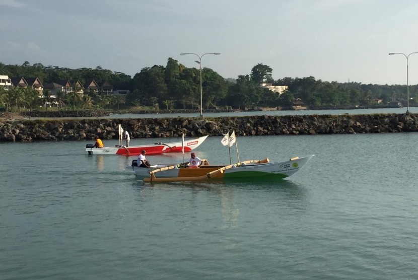 KAPAL WAKAF. Aksi Cepat Tanggap (ACT) salurkan perahu wakaf kepada para nelayan Desa Bulakan, Banten. Selasa (5/3). 