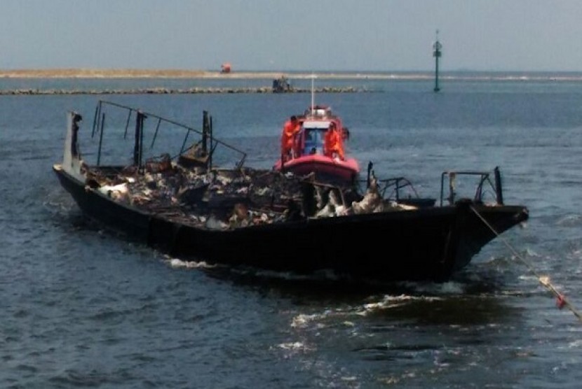 Kapal Wisata Zahro Express yang terbakar di Kepulauan Seribu