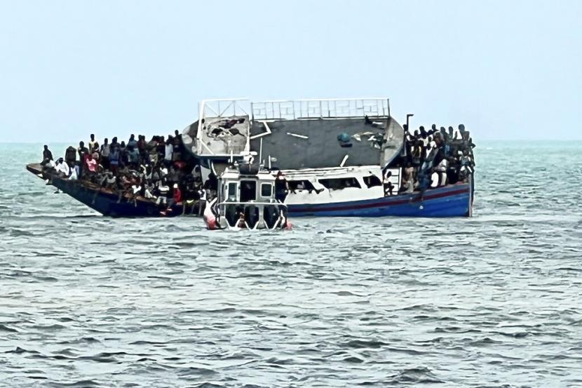 Kapal yang berisi 356 migran Haiti. Sedikitnya 11 orang tewas tenggelam ketika perahu migran terbalik dekat Puerto Rico
