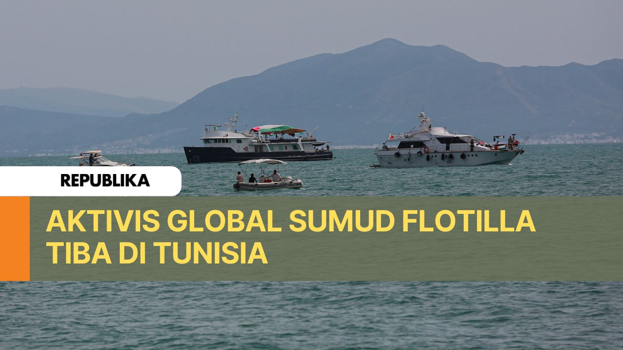 Kapal yang membawa relawan dan aktivis dari Global Sumud Flotilla tiba di Pelabuhan Sidi Bou Said, Tunisia, Ahad (6/9/2025). 