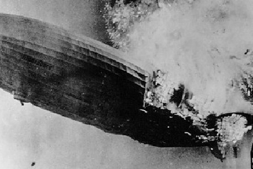 Kapal Zeppelin yang terbakar di New Jersey