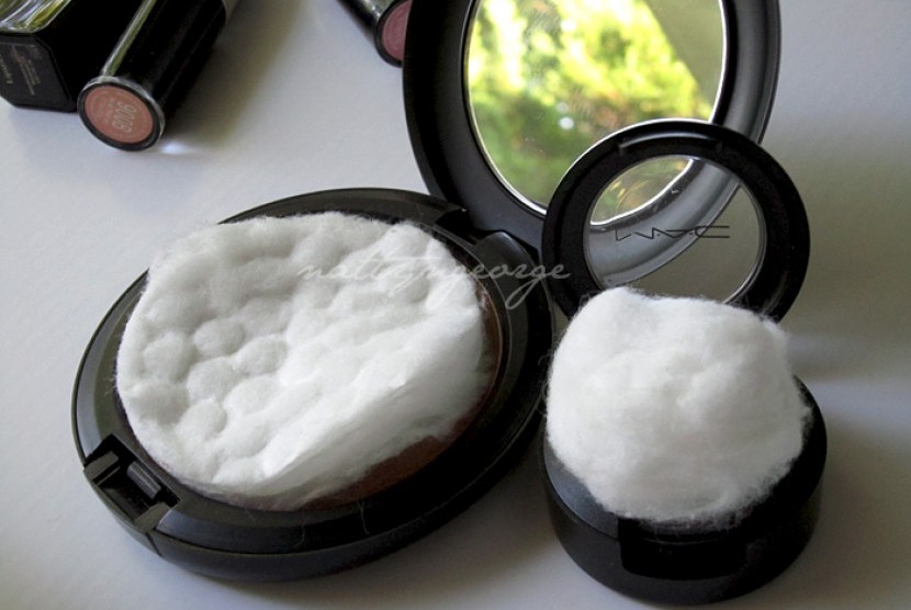 Kapas bisa melindungi peralatan make up seperti bedak agar tak mudah retak