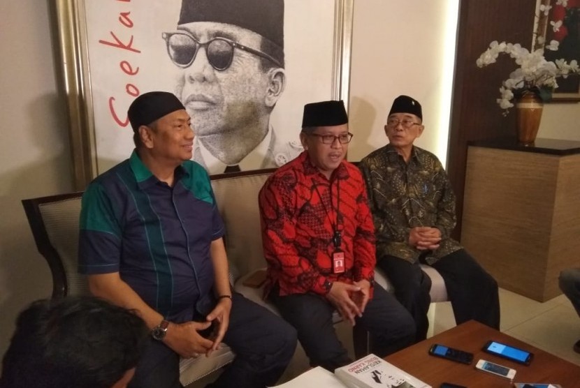 Kapitra Ampera menegaskan statusnya sebagai caleg DPR dari PDIP dapil Riau 2, didampingi oleh Sekjen PDIP, Hasto Kristiyanto dan Ketua DPP PDIP Bidang Idelogi, Idham Samawi, Selasa (24/7),