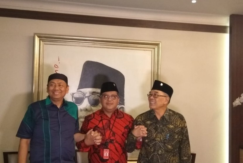 Kapitra Ampera menegaskan statusnya sebagai caleg DPR dari PDIP dapil Riau 2, didampingi oleh Sekjen PDIP, Hasto Kristiyanto dan Ketua DPP PDIP Bidang Idelogi, Idham Samawi, Selasa (24/7