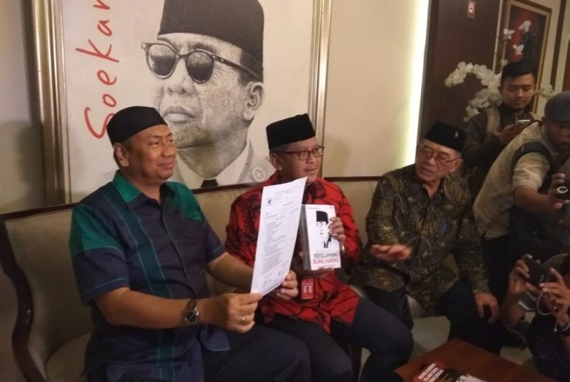 Kapitra Ampera menegaskan statusnya sebagai caleg DPR dari PDIP dapil Riau 2, didampingi oleh Sekjen PDIP, Hasto Kristiyanto dan Ketua DPP PDIP Bidang Idelogi, Idham Samawi, Selasa (24/7).