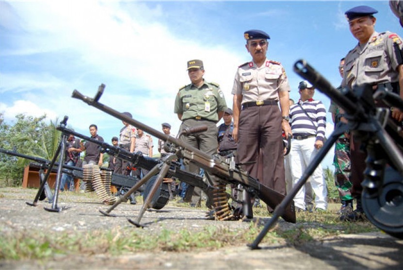  Kapolda Aceh Irjen Pol Herman Effendi (tengah) dan Danrem 011 LW Kol.Inf. Rachim Siregar (kiri) melihat kelengkapan persenjataan milik TNI dan POLRI saat uji senjata di lapangan tembak Brimob Kompi-4 Jeulikat Lhokseumawe, Provinsi Aceh. 