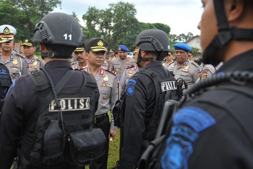 Kapolda Bali Irjen Pol. Ronny Sompie (tengah) memeriksa kesiapan pasukan dan peralatan dalam Gelar Pasukan Pengamanan Kongres IV PDI-P di Sanur, Bali, Selasa (7/4). 