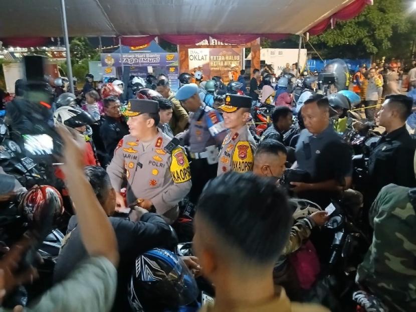 Kapolda Banten Irjen Abdul Karim didampingi Wakapolda Banten melepas 300 pemudik sepeda motor di Pelabuhan Ciwandan