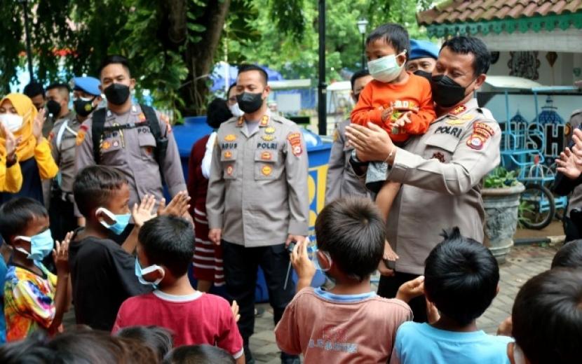 Kapolda Banten Irjen Pol Rudy Heriyanto saat menghibur anak-anak korban banjir di Kampung Pamarican, Kelurahan Banten, Kasemen, Serang Kota, Jumat (05/03/2022) 