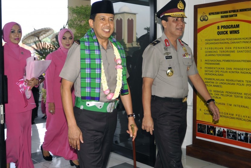 Kapolda Banten yang baru Brigjen Ahmad Dofiri (tengah) memasuki gedung Mapolda Banten bersama pejabat lama Brigjen Boy Rafly Amar (kanan) dan isteri usai upacara serah terima jabatan (sertijab) di Mapolda Banten, di Serang, Senin (25/4).