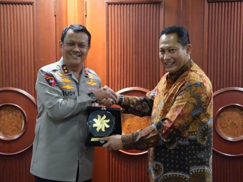 Kapolda Banten Irjen Pol Prof Rudy Heriyanto Adi Nugroho, menerima penghargaan dari Dirut Perum Bulog Komjen Pol (Purn) Budi Waseso 