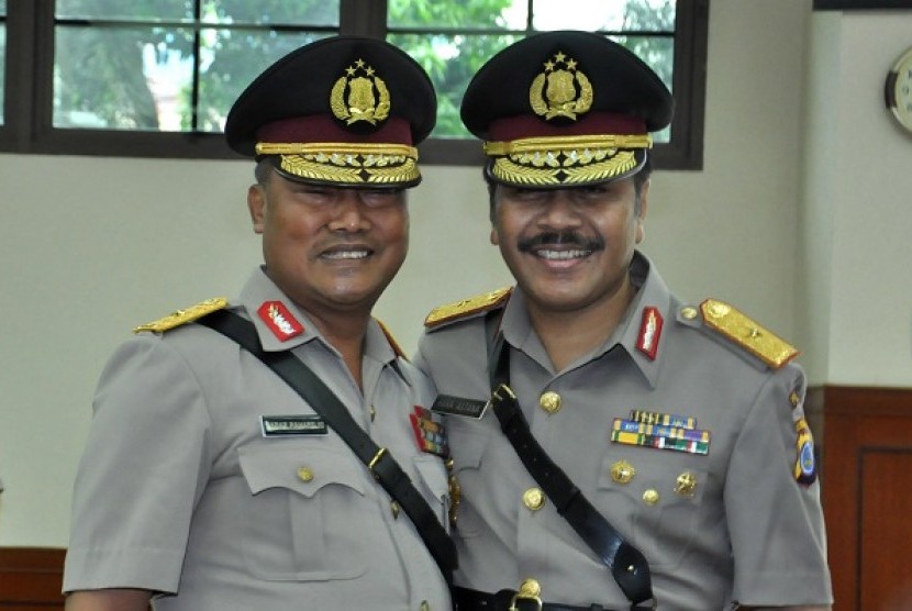 Kapolda Daerah Istimewa Yogyakarta Brigjen Pol Haka Astana (kanan) berfoto bersama pejabat lama Brigjen Pol Sabar Raharjo (kiri) usai pelaksanaan Serah terima jabatan di Mabes Polri, Jakarta, Senin (8/4).