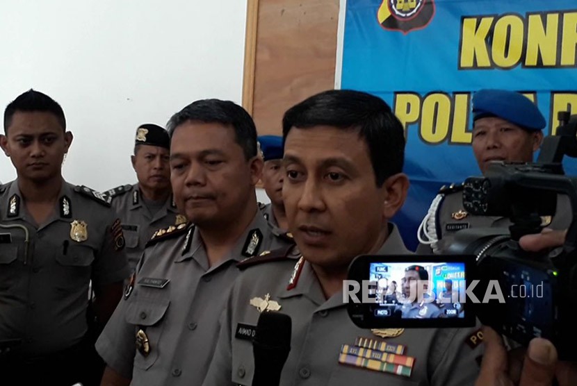 Kapolda DIY, Brigjen Pol Ahmad Dhofiri, saat memberi keterangan pers terkait perkembangan penyelidikan pelaku serangan Gereja Santa Lidwina di Polda DIY, Senin (12/2). 