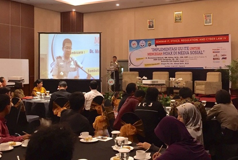 Kapolda DIY Brigjen Polisi Drs Ahmad Dofiri MSi membuka Seminar Cyber Law 4 AMIK BSI Yogyakarta.        